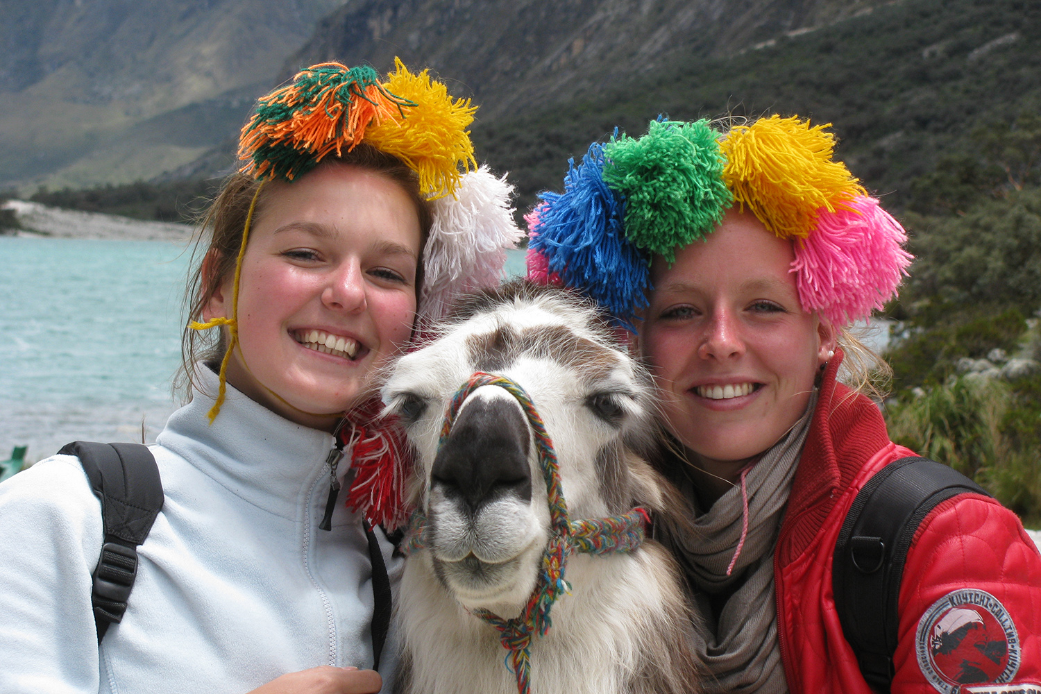 “Hee zeg, dat zijn toch zeker MIJN sieraden?? Ach, met twee van die mooie meiden wil ik wel zonder opsmuk op de foto.“ (Jody & Mendie)